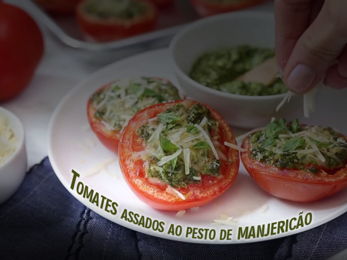TOMATES ASSADOS AO PESTO DE MANJERICÃO